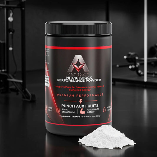 Pot de poudre pré-entraînement AlphaVIT Nitric Shock saveur punch aux fruits avec tas de poudre blanche sur fond blanc