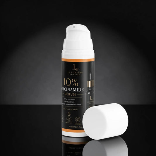 Sérum AlphaVIT 10% Niacinamide dans un flacon pompe blanc et noir pour affiner les pores et unifier le teint.