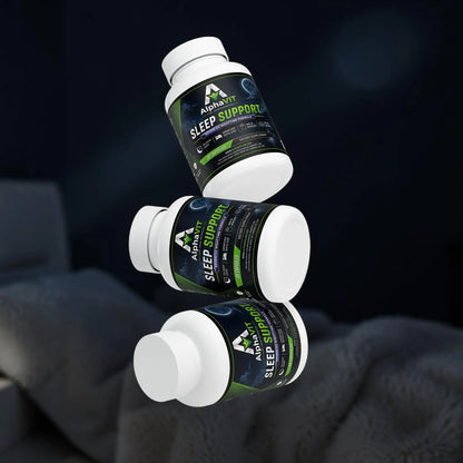 Trois flacons de supplément AlphaVIT Sleep Support flottant sur fond blanc, formule nocturne pour le sommeil.