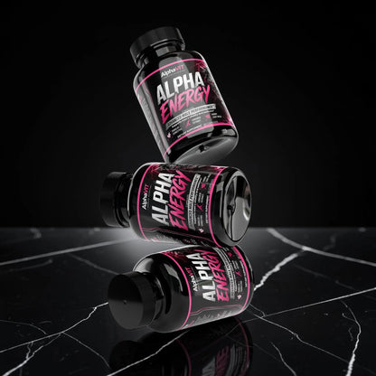 Trois flacons de supplément AlphaVIT Alpha Energy en lévitation sur fond blanc, mettant en valeur le design noir et rose