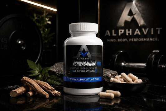 Flacon de complément alimentaire AlphaVIT Ashwagandha Plus avec gélules, racines d'ashwagandha et haltères en arrière-plan