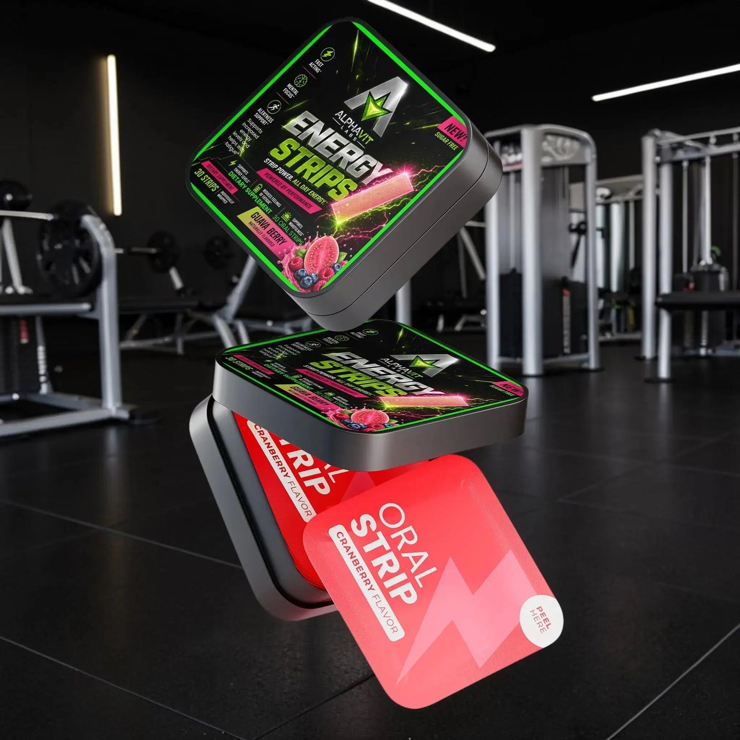 Bandes énergétiques AlphaVIT saveur canneberge dans des boîtes compactes flottant dans une salle de sport moderne.