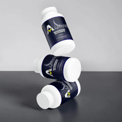 Trois flacons de capsules de magnésium glycinate AlphaVIT flottant sur fond blanc pour le soutien du sommeil.