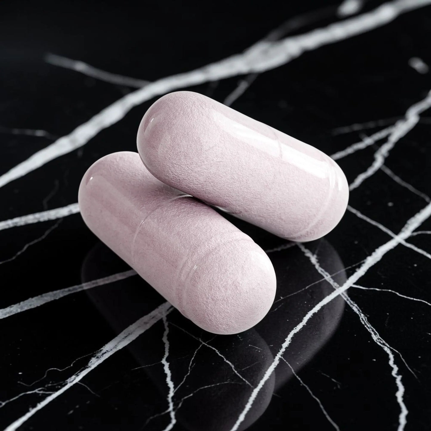 Deux capsules AlphaVIT pour la santé oculaire de couleur mauve pâle sur fond blanc.