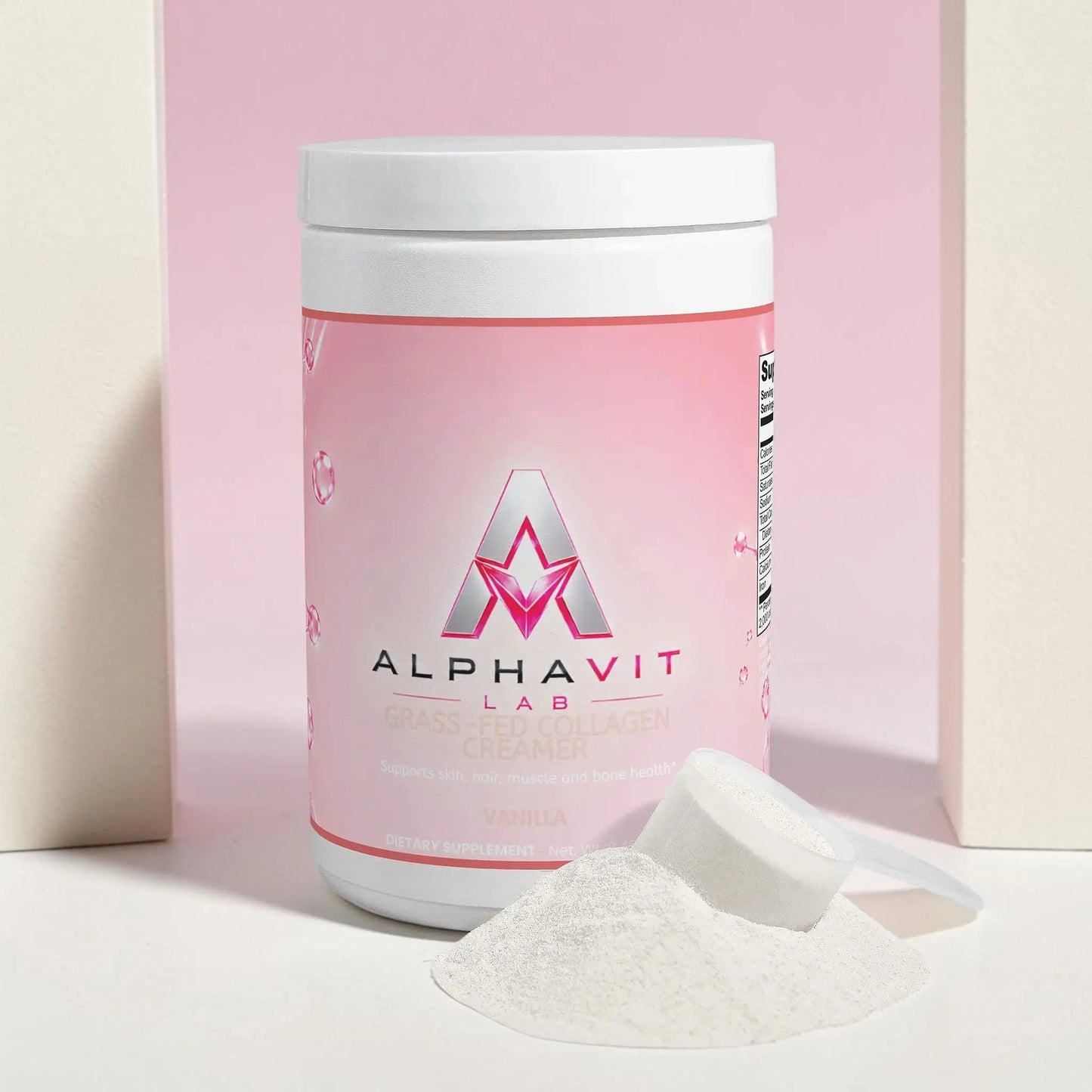 Pot de crème à café au collagène AlphaVIT saveur vanille avec poudre et cuillère doseuse sur fond blanc.