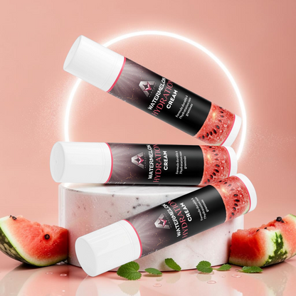 Trois flacons pompe de crème hydratante AlphaVIT à la pastèque, formule légère pour une peau éclatante et repulpée.
