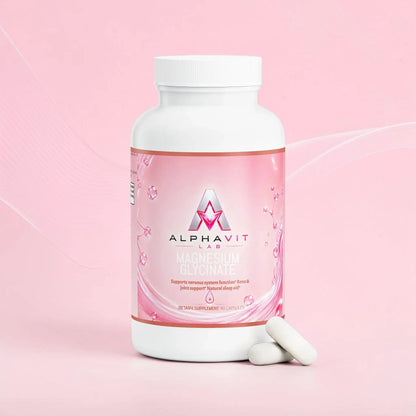 Flacon de supplément AlphaVIT Magnésium Glycinate avec étiquette rose et deux capsules blanches sur fond blanc