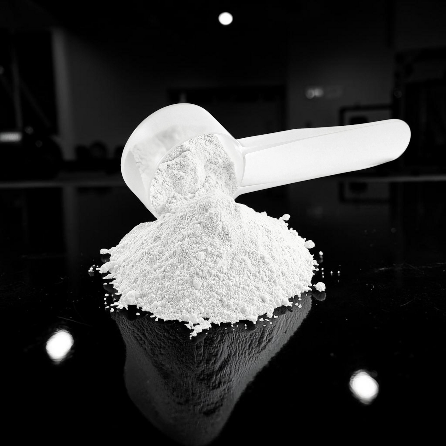Poudre de créatine AlphaVIT blanche avec cuillère doseuse transparente pour la performance sportive