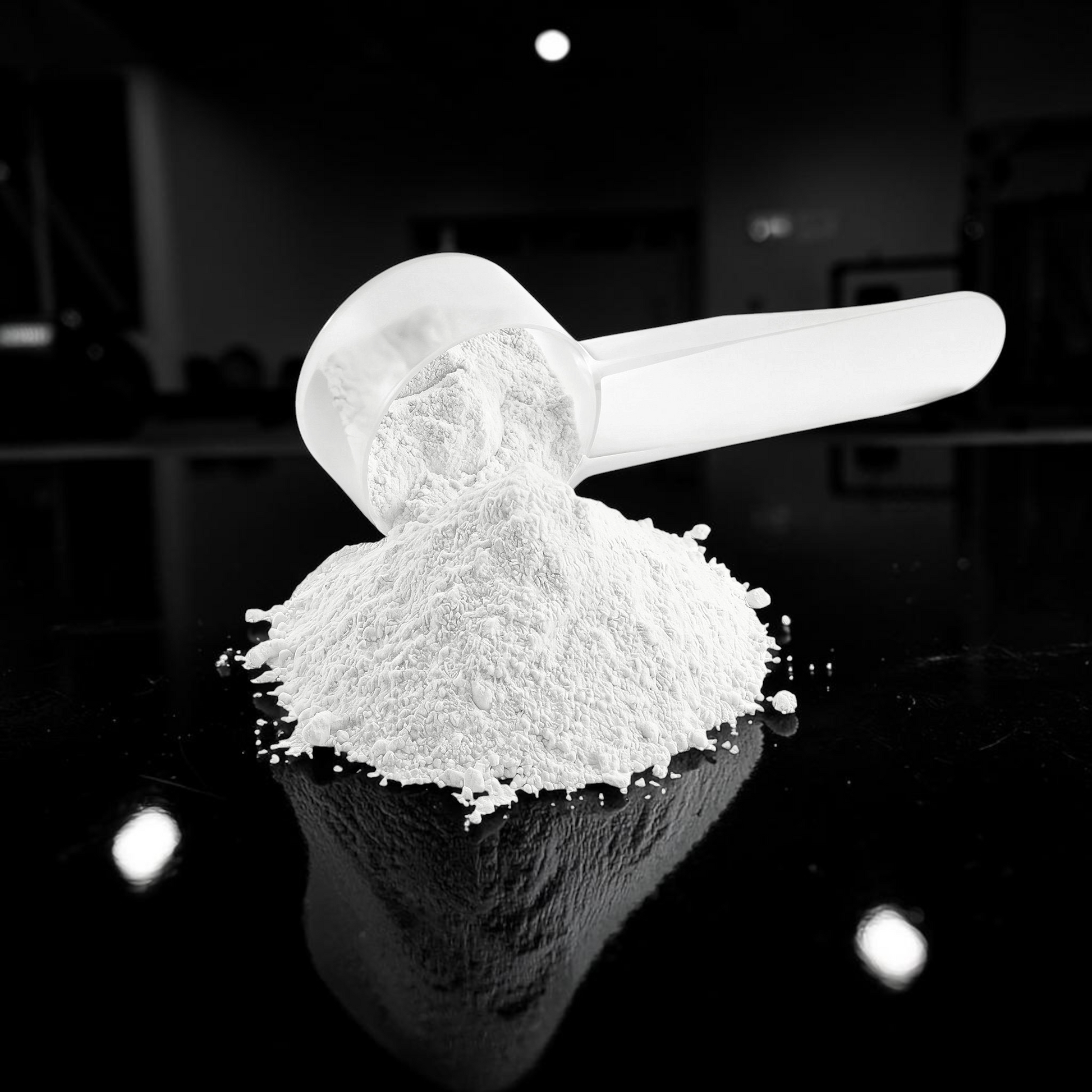 Poudre de créatine AlphaVIT blanche avec cuillère doseuse transparente pour la performance sportive