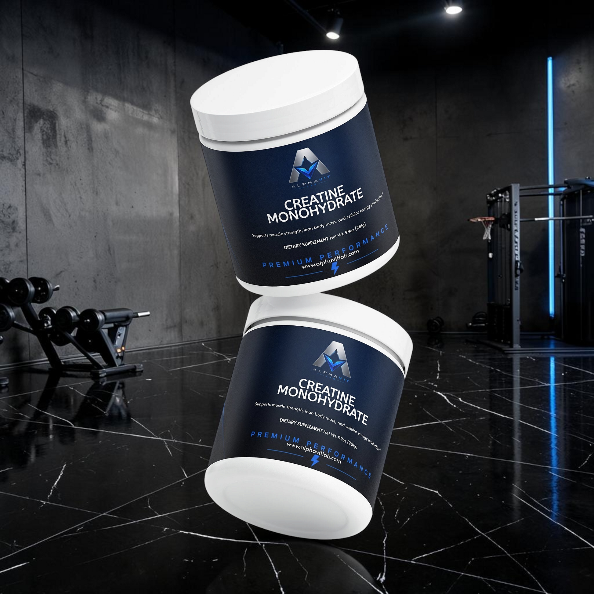 Deux pots de poudre de Créatine Monohydrate AlphaVIT sur fond blanc, supplément pour la performance sportive.