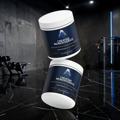 Deux pots de poudre de Créatine Monohydrate AlphaVIT sur fond blanc, supplément pour la performance sportive.