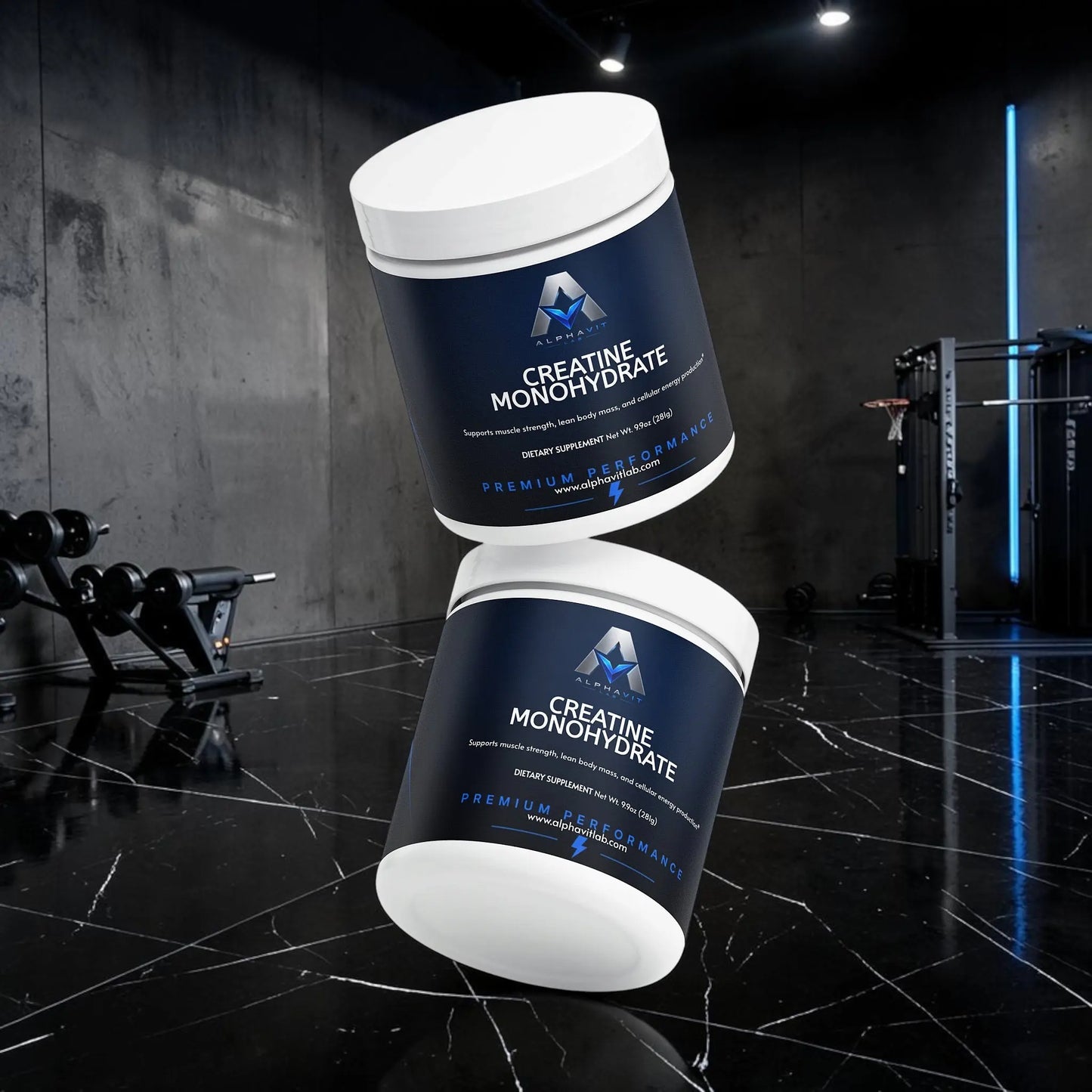 Deux pots de poudre de Créatine Monohydrate AlphaVIT sur fond blanc, supplément pour la performance sportive.
