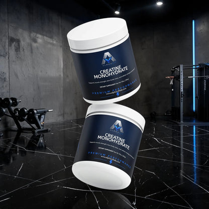 Deux pots de poudre de Créatine Monohydrate AlphaVIT sur fond blanc, supplément pour la performance sportive.