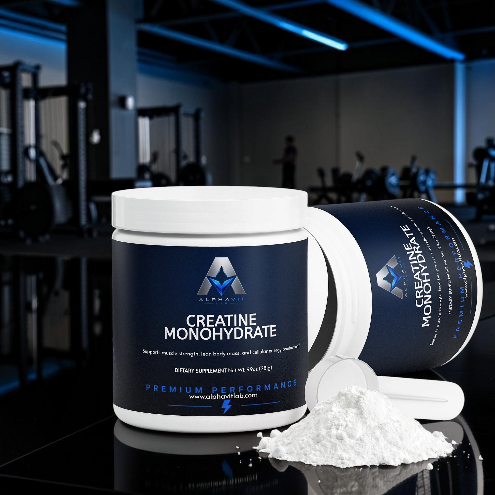 Poudre de Créatine Monohydrate AlphaVIT en pot avec cuillère doseuse et poudre blanche sur fond blanc