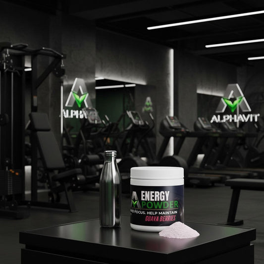 Pot de poudre énergétique AlphaVIT saveur goyave et baies posé sur une table dans une salle de sport moderne.