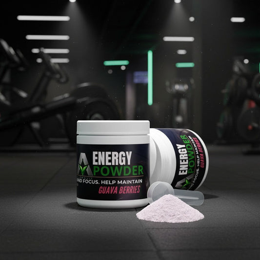Poudre énergétique AlphaVIT saveur goyave et baies avec cuillère doseuse dans une salle de sport