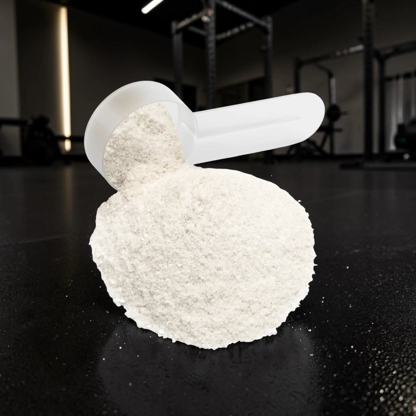 Poudre énergisante AlphaVIT au goût de litchi, présentée avec une mesurette transparente sur fond blanc.