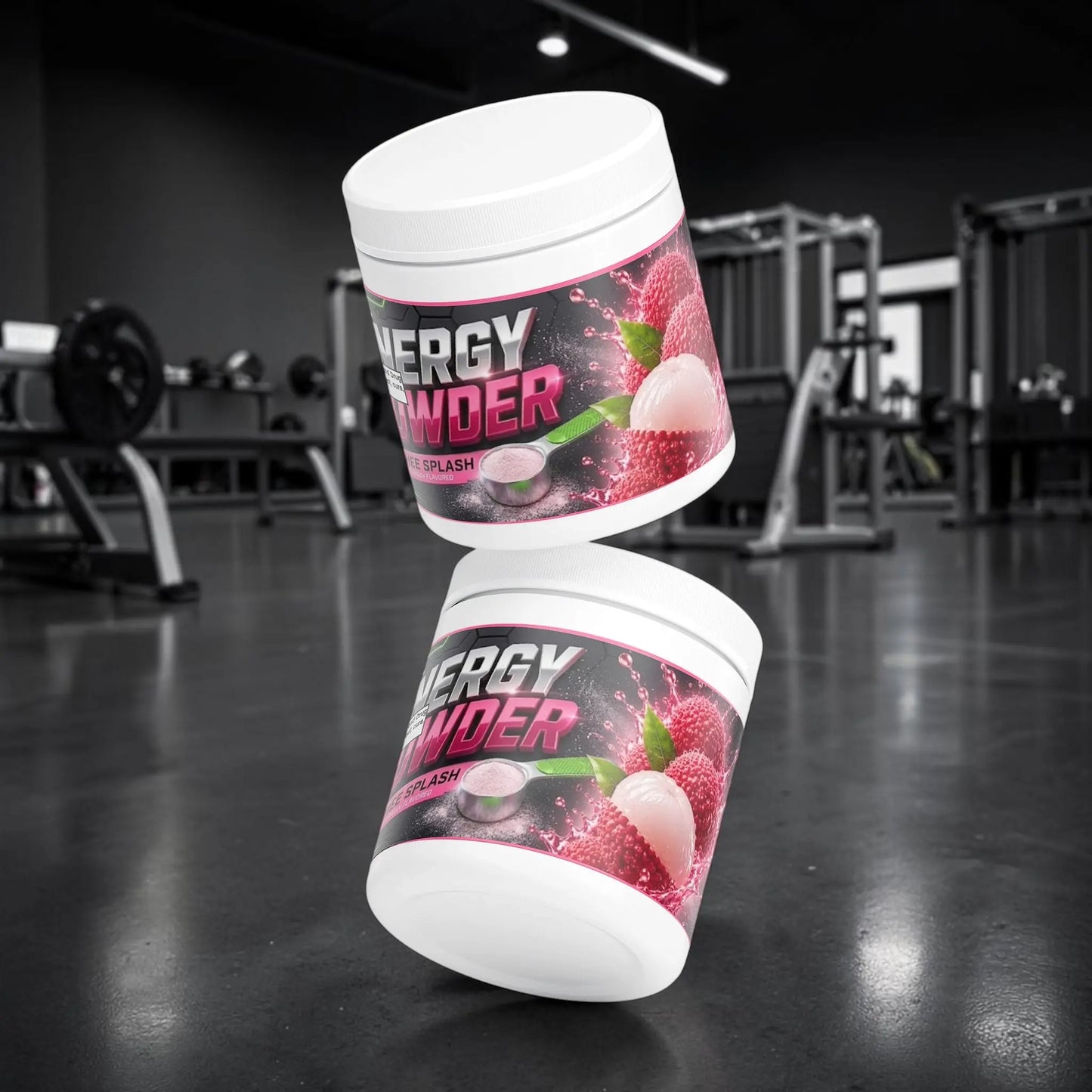 Deux pots de poudre énergisante AlphaVIT saveur litchi flottant sur fond blanc avec illustration de fruits frais.