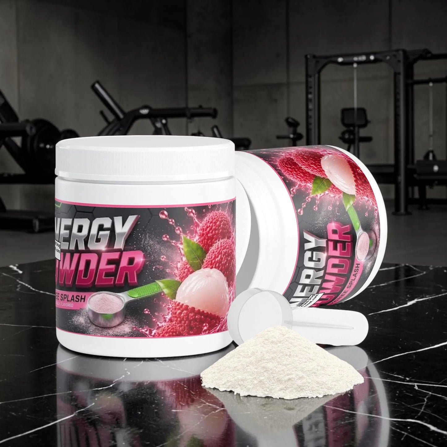 Poudre énergisante AlphaVIT au goût de litchi avec pot blanc, cuillère doseuse et poudre fine sur fond blanc