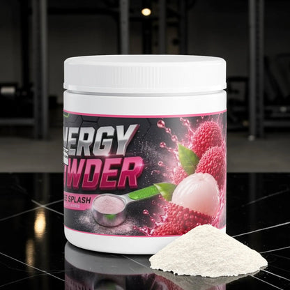 Pot de poudre énergisante AlphaVIT saveur litchi avec cuillère doseuse et tas de poudre sur fond blanc