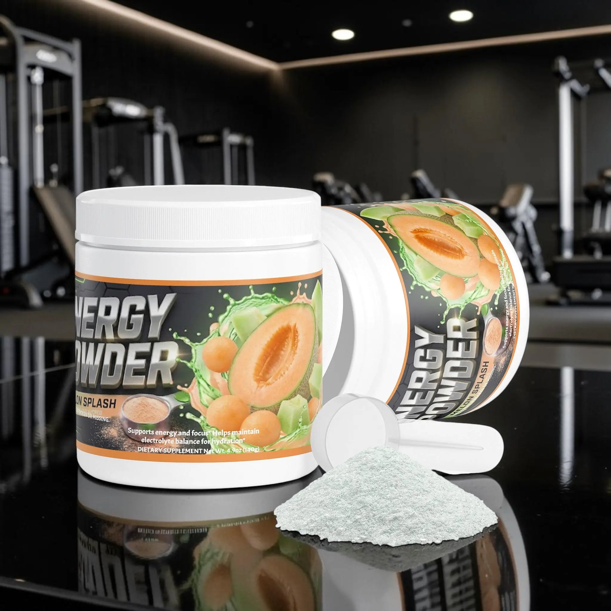 Poudre énergisante AlphaVIT au goût de melon avec cuillère doseuse et pots blancs sur fond blanc