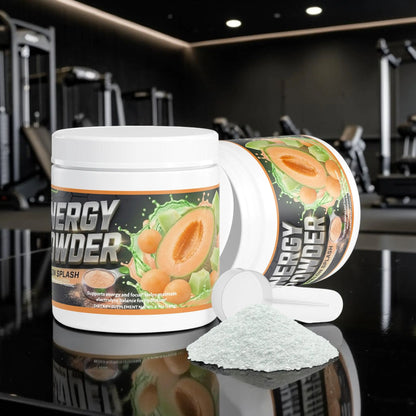 Poudre énergisante AlphaVIT au goût de melon avec cuillère doseuse et pots blancs sur fond blanc