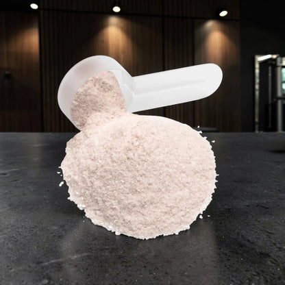 Poudre de supplément d'hydratation AlphaVIT au fruit de la passion avec cuillère doseuse sur fond blanc
