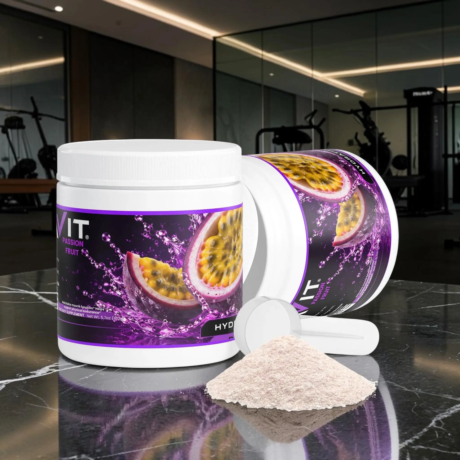 Poudre d'hydratation AlphaVIT saveur fruit de la passion avec électrolytes et vitamines B dans un pot blanc