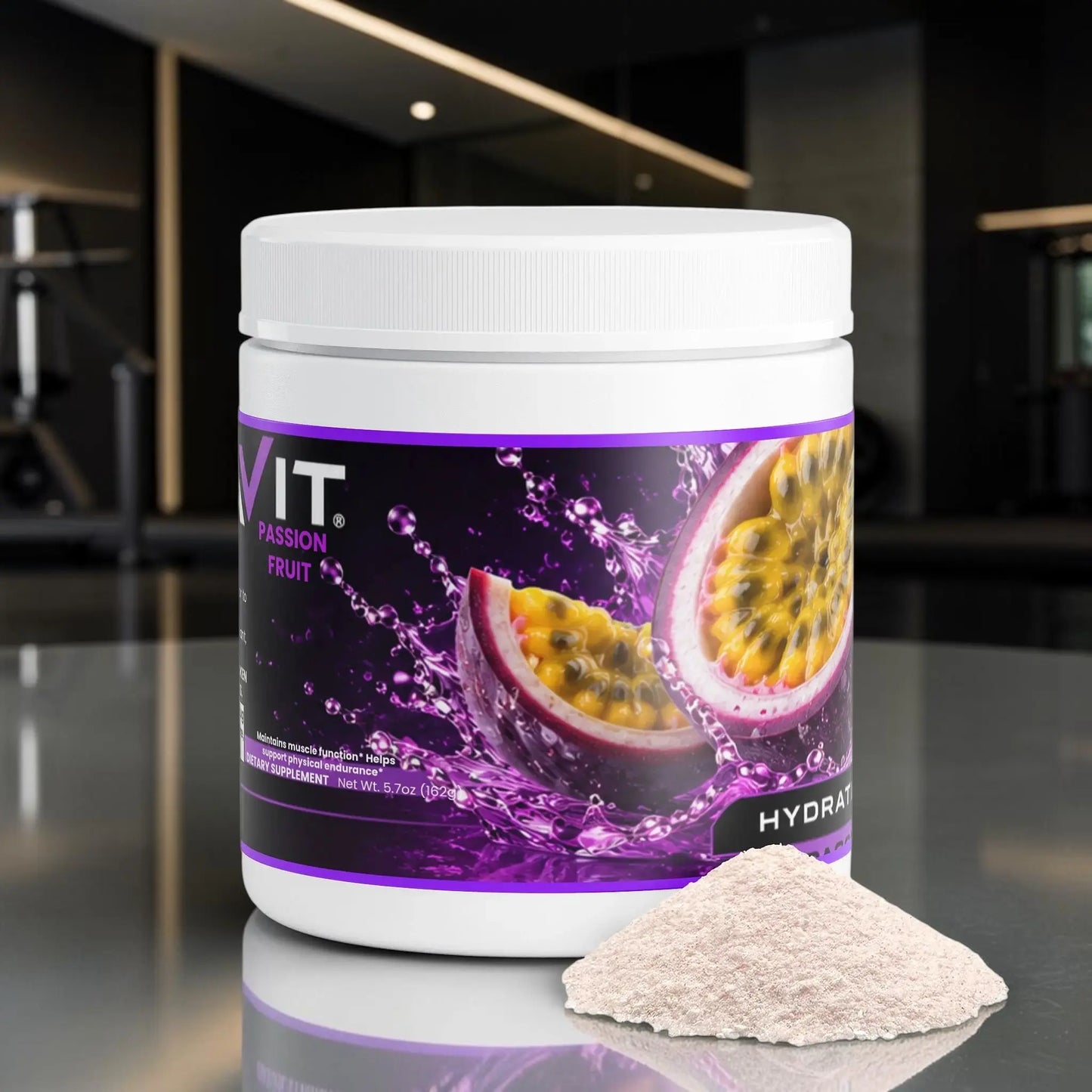 Pot de poudre d'hydratation AlphaVIT saveur fruit de la passion avec un tas de poudre fine devant