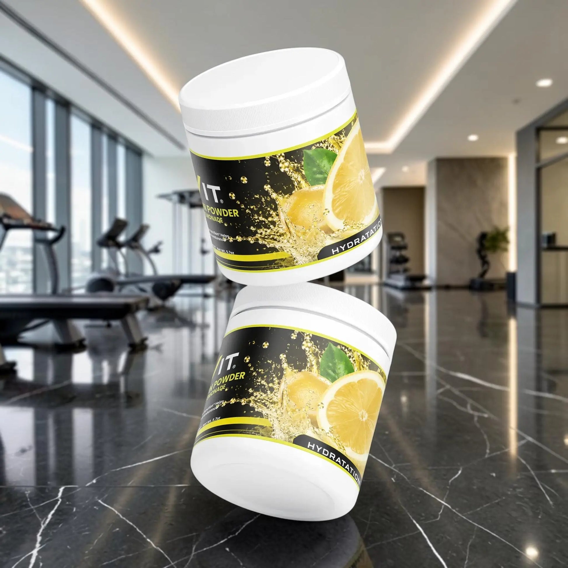 Deux pots de poudre d'hydratation AlphaVIT saveur limonade flottant sur fond blanc avec éclaboussures de citron