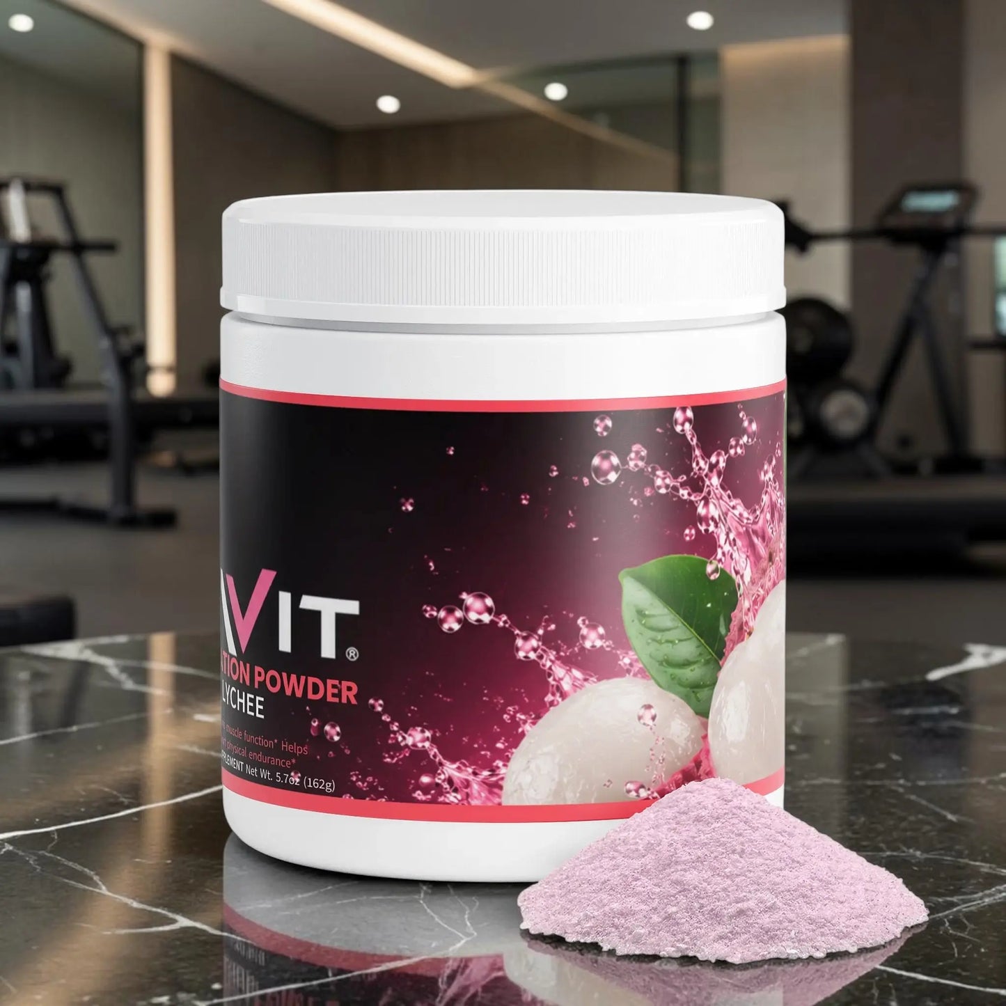 Pot de poudre d'hydratation AlphaVIT au litchi avec une pile de poudre rose devant sur fond blanc