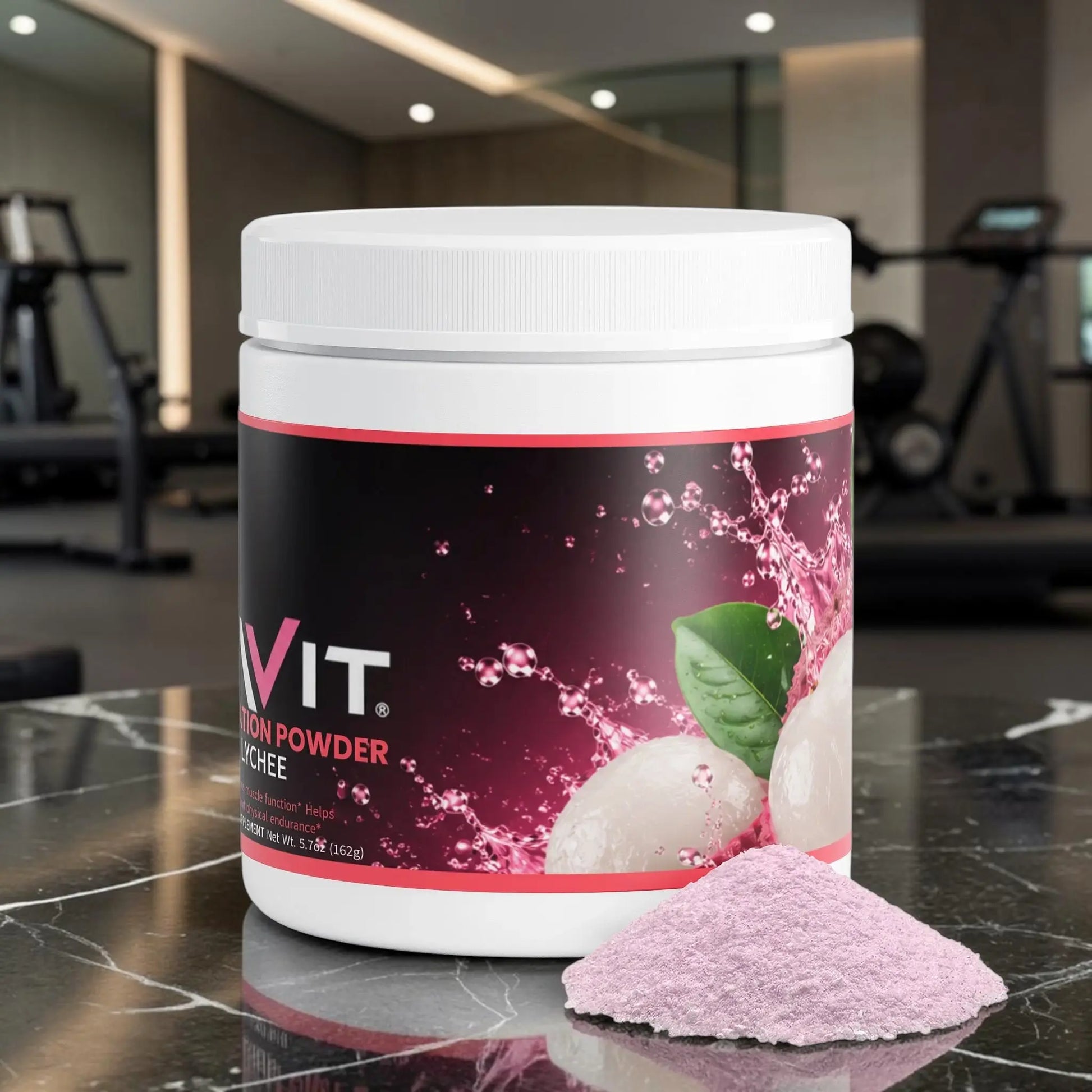 Pot de poudre d'hydratation AlphaVIT au litchi avec une pile de poudre rose devant sur fond blanc