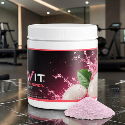 Pot de poudre d'hydratation AlphaVIT au litchi avec une pile de poudre rose devant sur fond blanc