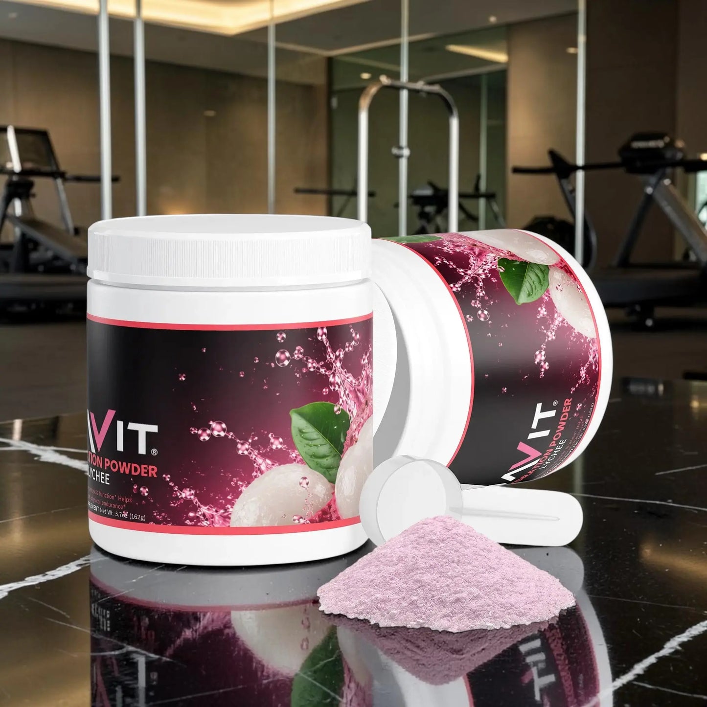 Poudre d'hydratation AlphaVIT au litchi avec pots, cuillère doseuse et poudre rose sur fond blanc