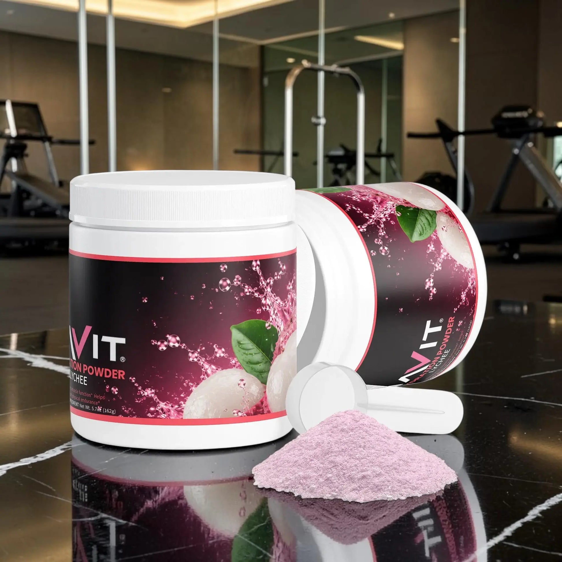 Poudre d'hydratation AlphaVIT au litchi avec pots, cuillère doseuse et poudre rose sur fond blanc