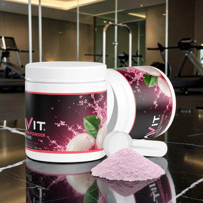 Poudre d'hydratation AlphaVIT au litchi avec pots, cuillère doseuse et poudre rose sur fond blanc