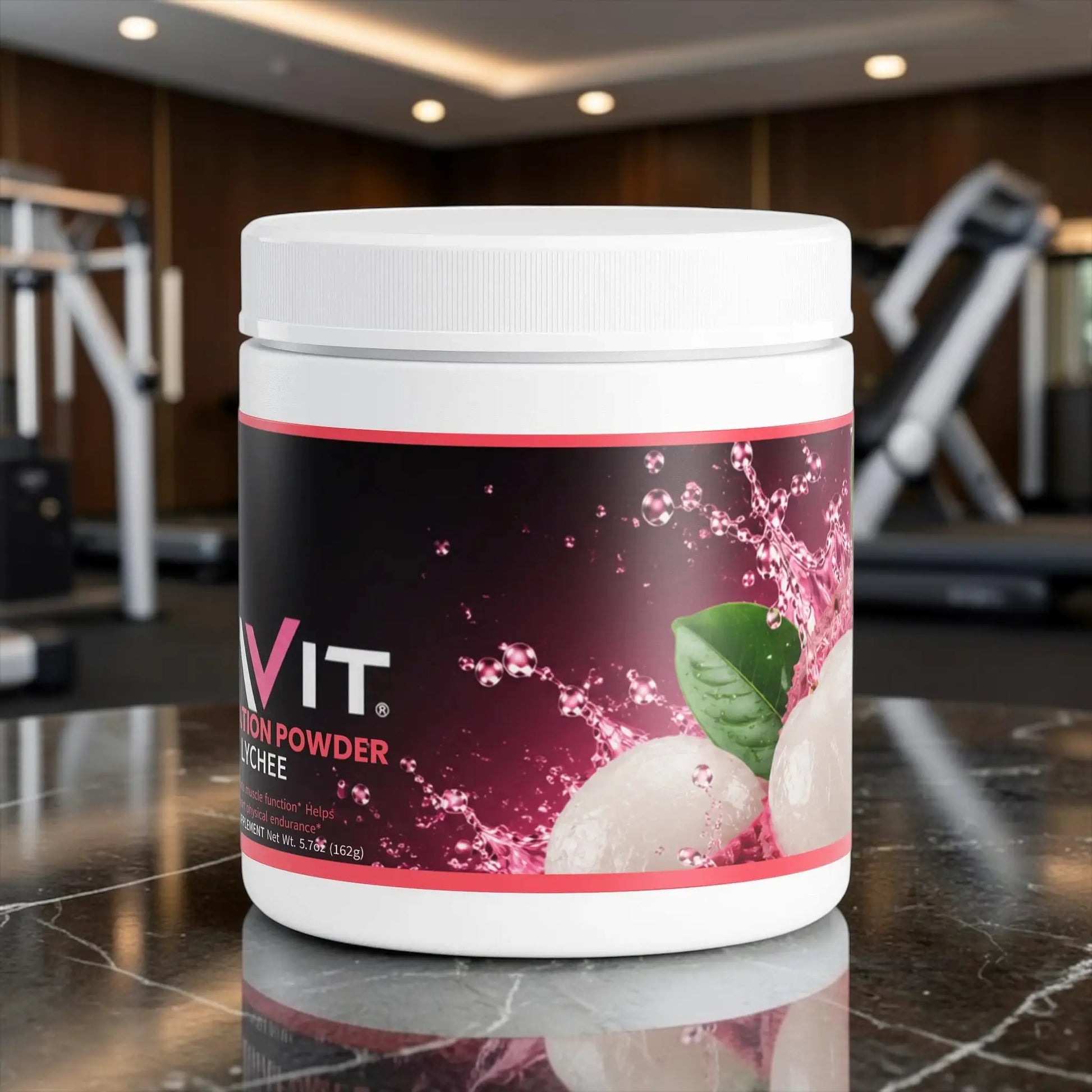 Pot de poudre d'hydratation AlphaVIT au litchi avec étiquette noire et rose, riche en électrolytes et vitamines B.