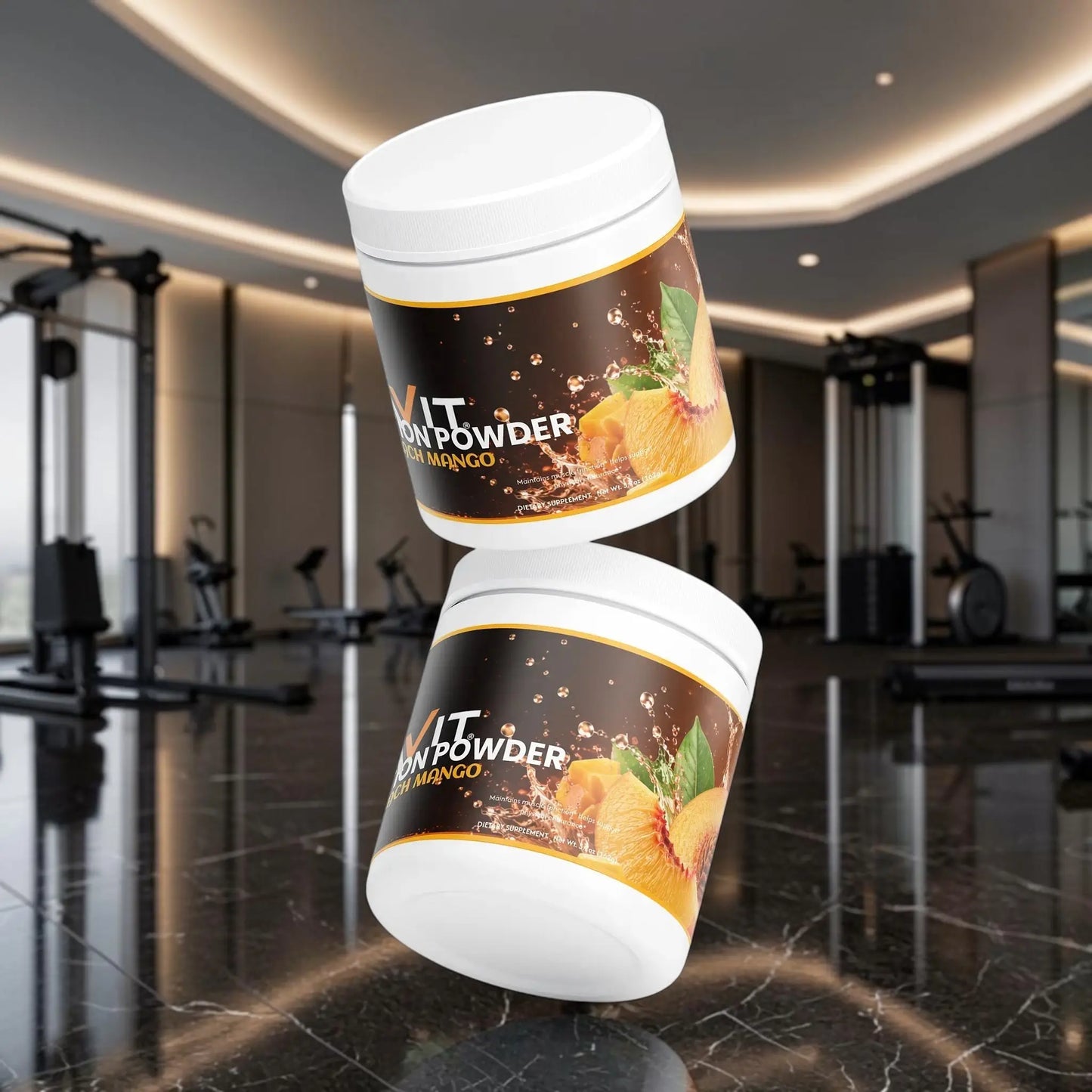 Deux pots de poudre d'hydratation AlphaVIT saveur pêche et mangue flottant sur fond blanc