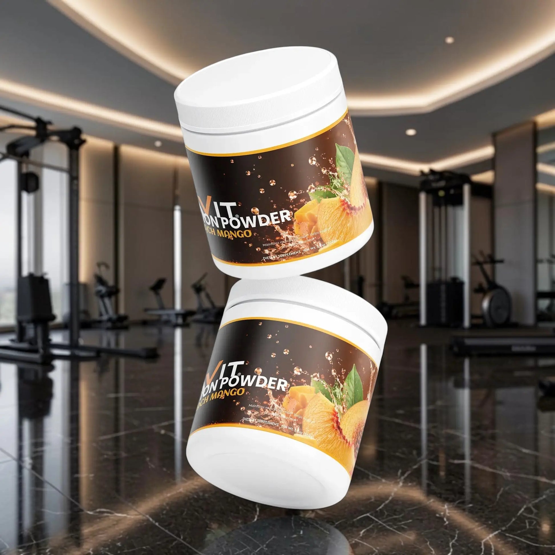 Deux pots de poudre d'hydratation AlphaVIT saveur pêche et mangue flottant sur fond blanc