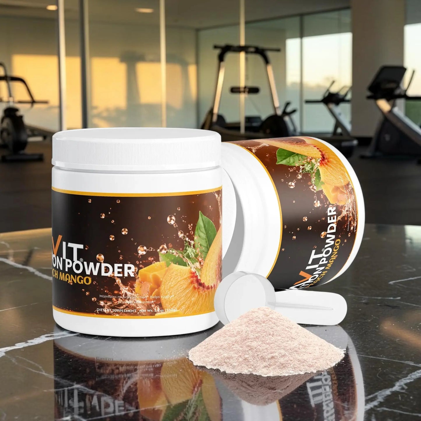 Poudre d'hydratation AlphaVIT saveur pêche et mangue avec mesurette et tas de poudre sur fond blanc