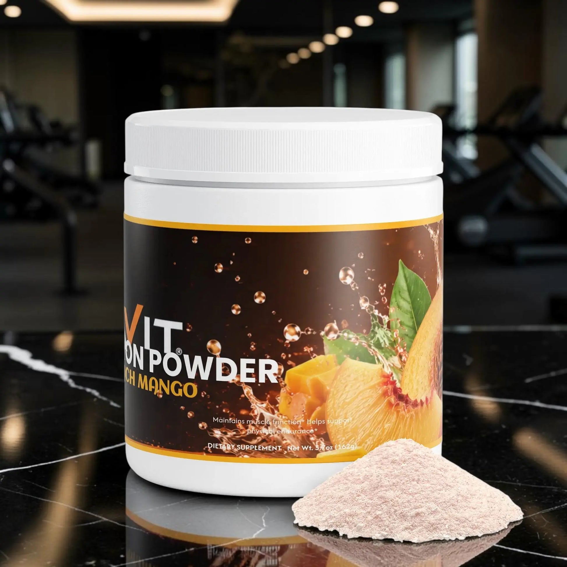 Pot de poudre d'hydratation AlphaVIT saveur pêche et mangue avec un tas de poudre fine sur fond blanc