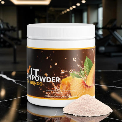Pot de poudre d'hydratation AlphaVIT saveur pêche et mangue avec un tas de poudre fine sur fond blanc