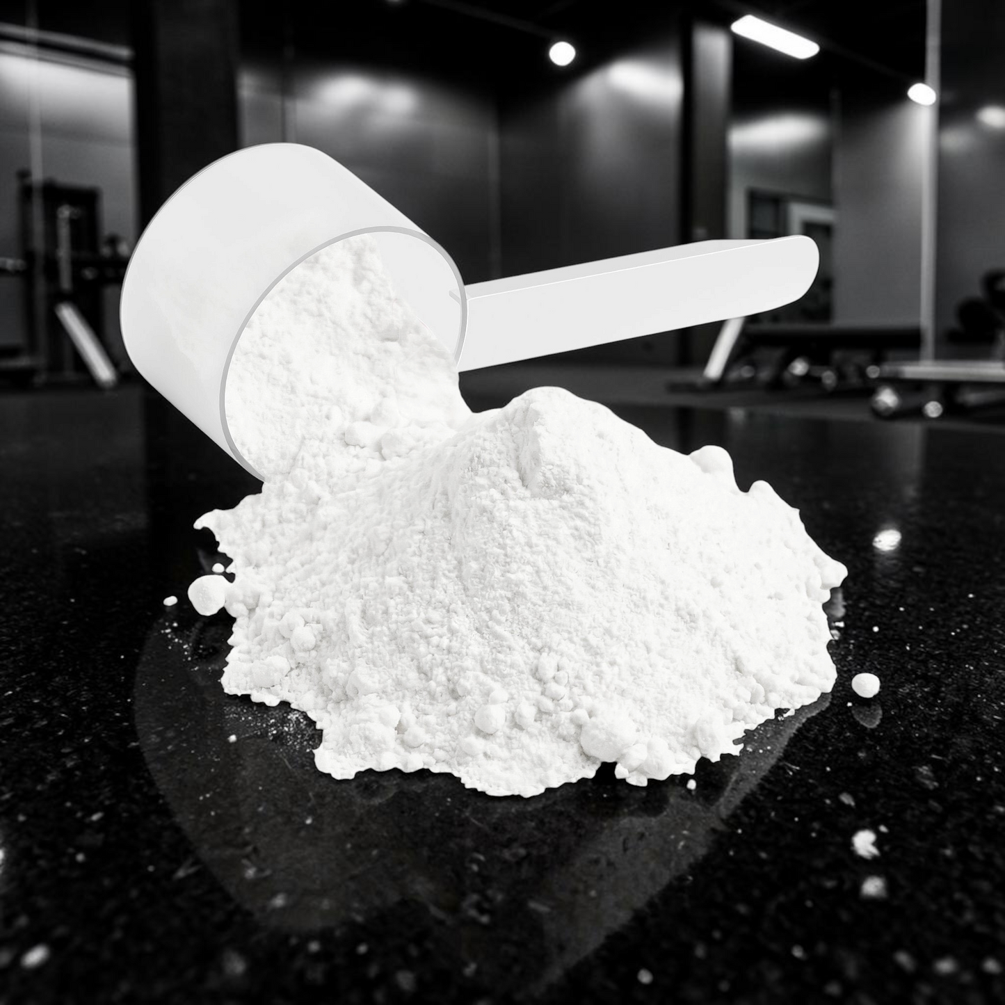Poudre de pré-entraînement AlphaVIT Nitric Shock blanche avec mesurette en plastique sur fond blanc
