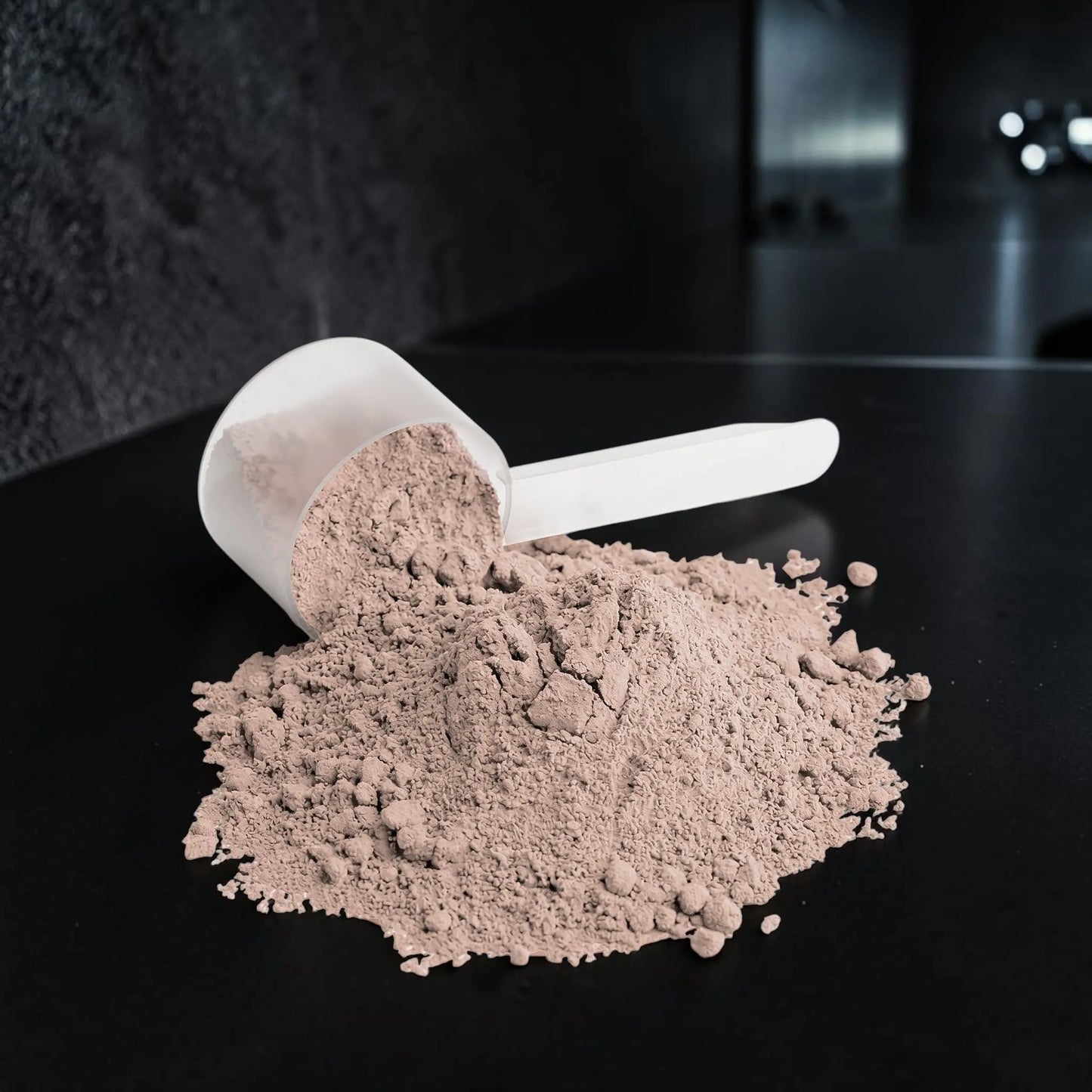 Poudre de protéine AlphaVIT Whey Isolate au chocolat avec mesurette en plastique sur fond blanc