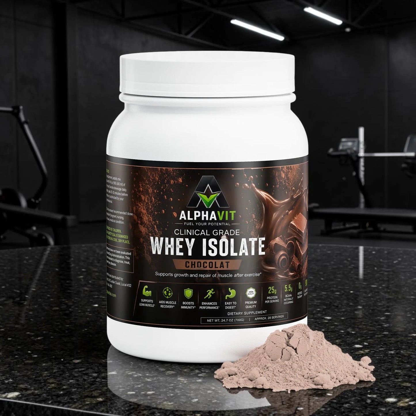 Pot de poudre de protéine AlphaVIT Whey Isolate au chocolat avec une portion de poudre devant le contenant.