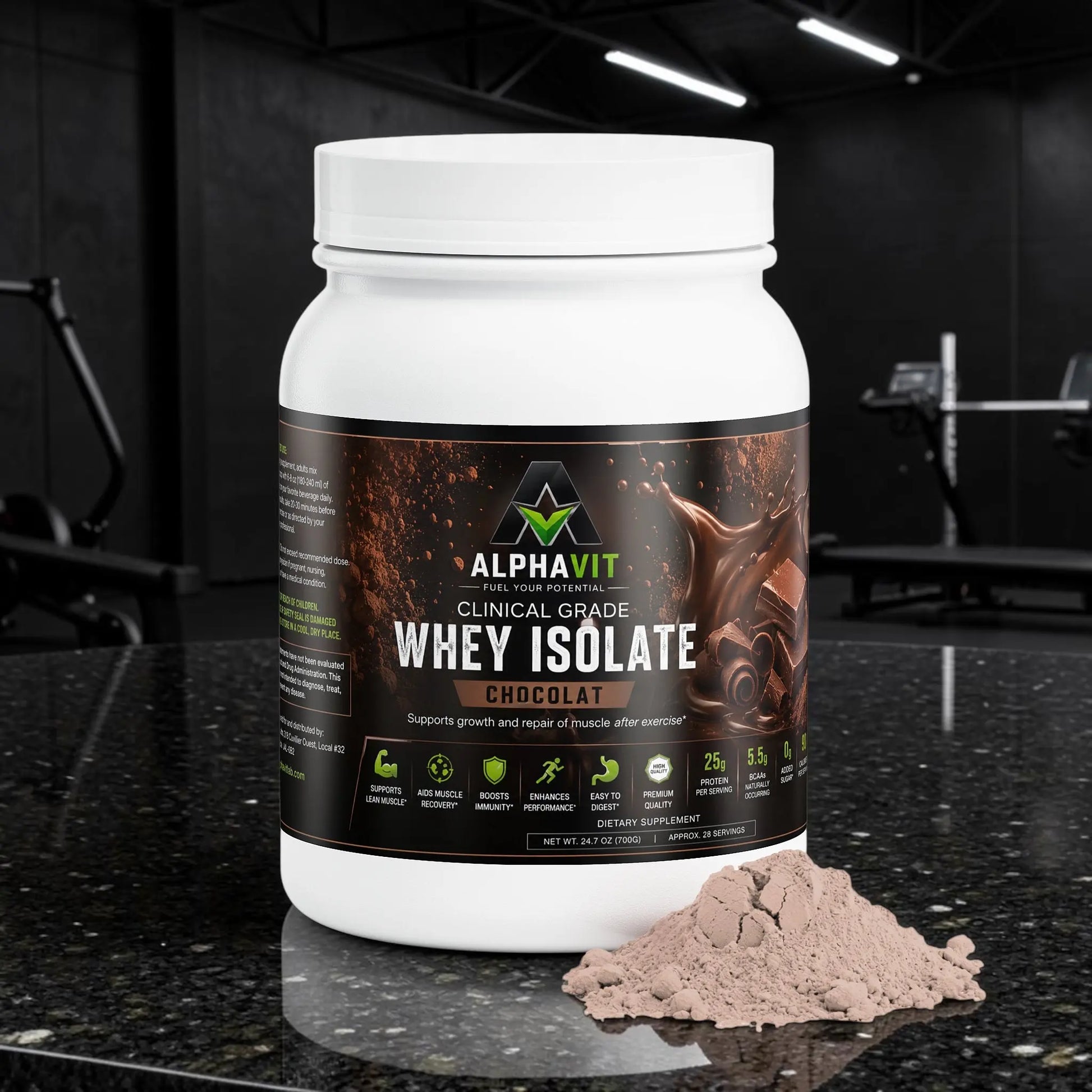 Pot de poudre de protéine AlphaVIT Whey Isolate au chocolat avec une portion de poudre devant le contenant.