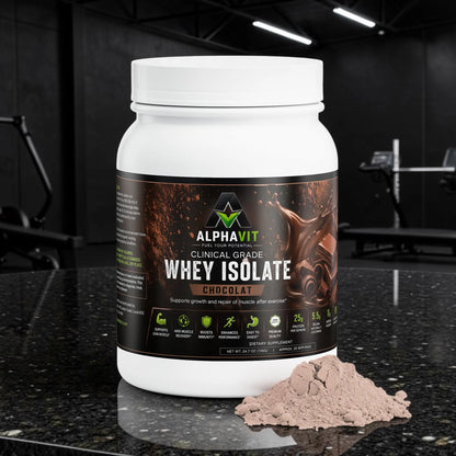 Pot de poudre de protéine AlphaVIT Whey Isolate au chocolat avec une portion de poudre devant le contenant.