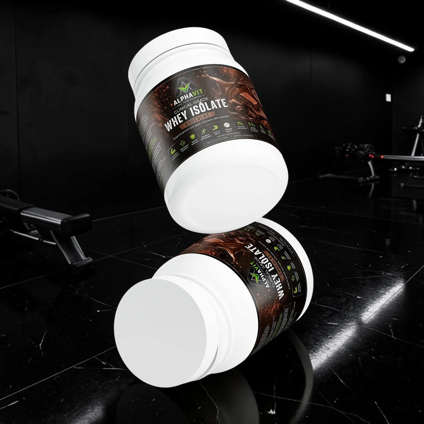 Deux pots de poudre de protéine AlphaVIT Whey Isolate au chocolat en lévitation sur fond blanc