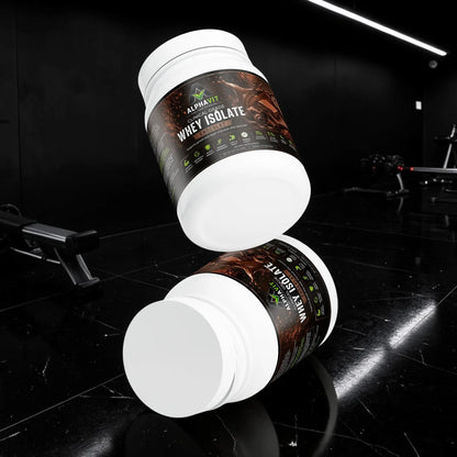 Deux pots de poudre de protéine AlphaVIT Whey Isolate au chocolat en lévitation sur fond blanc